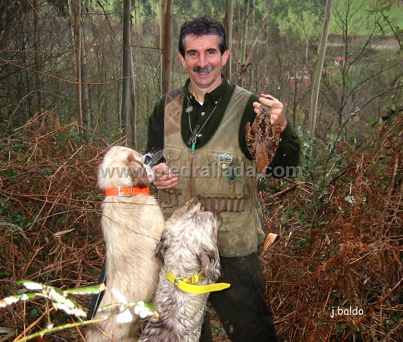 2001BoniyAmi_c.jpg - Ami de Mendi-Añezkar y Boni de Piedrallada en 2001 tras cobrar una arcea