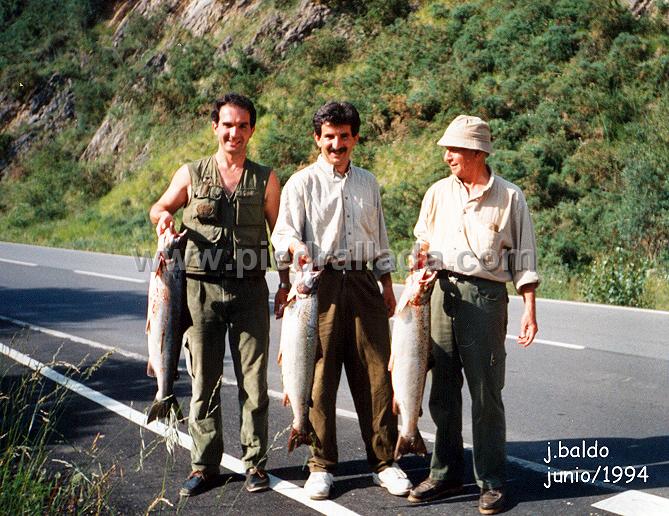 cupoenElPilar.jpg - Un buen cupo de salmones con nuestro padre
