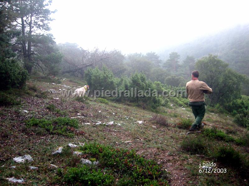 124_2439.JPG - El amigo Koldo sirve la muestra de Ecora